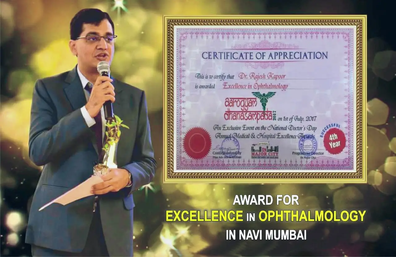 Dr. Rajesh Kapoor speaking on stage with his Award for Excellence in Ophthalmology in Navi Mumbai